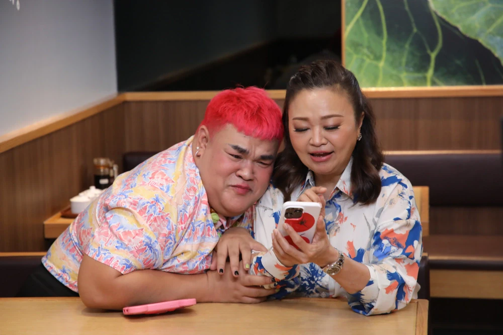 “Pat Napapa” shares her wonderful life, while two guys, P & Racing, shower her with so much love it’s almost too much, on “Raan Nee Mee Reuang”