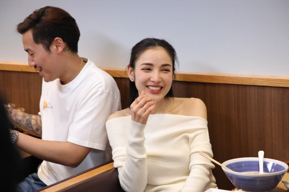 “Pat Napapa” shares her wonderful life, while two guys, P & Racing, shower her with so much love it’s almost too much, on “Raan Nee Mee Reuang”