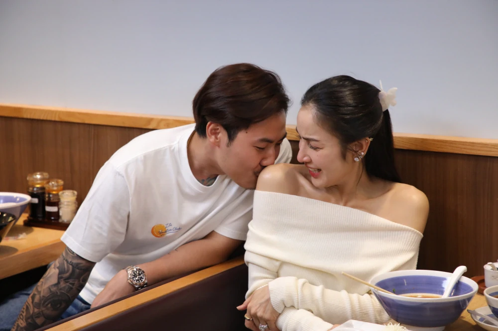 “Pat Napapa” shares her wonderful life, while two guys, P & Racing, shower her with so much love it’s almost too much, on “Raan Nee Mee Reuang”