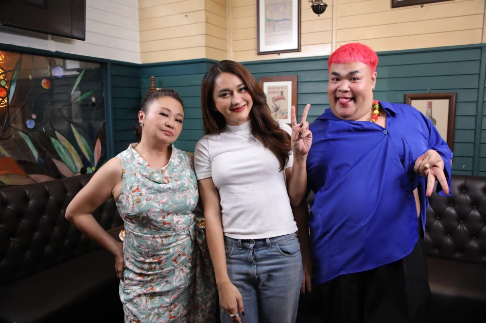 “Jae Kim & Pingpong” invite fans to laugh out loud as Ninew Christina Saetae drops by “Raan Nee Mee Reuang” and reveals the full story behind her nickname, “The Korean Daughter-in-Law”