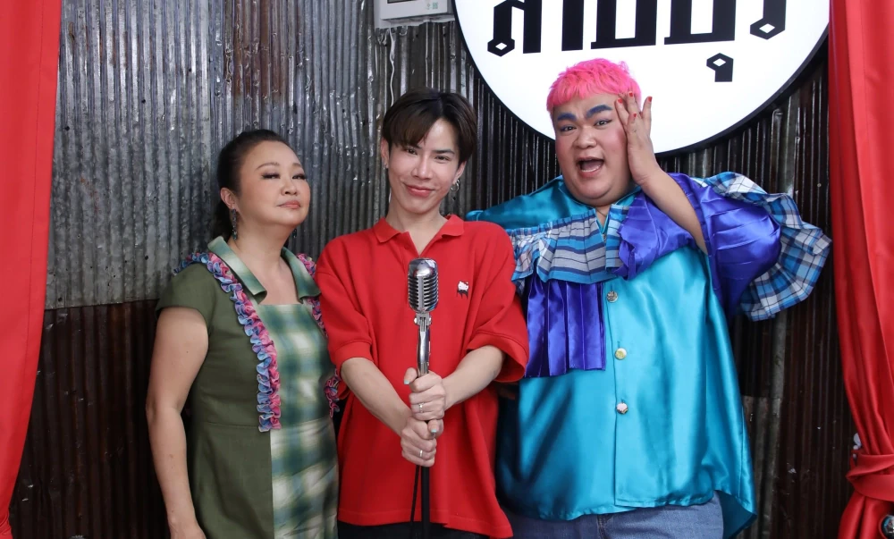 “Aim Witawat” takes Jae Kim & Pingpong to a spicy larb restaurant to share the legendary story of a broken mortar in “Raan Nee Mee Reuang”