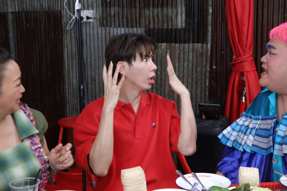 “Aim Witawat” takes Jae Kim & Pingpong to a spicy larb restaurant to share the legendary story of a broken mortar in “Raan Nee Mee Reuang”