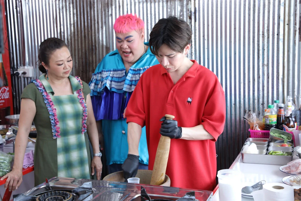 “Aim Witawat” takes Jae Kim & Pingpong to a spicy larb restaurant to share the legendary story of a broken mortar in “Raan Nee Mee Reuang”