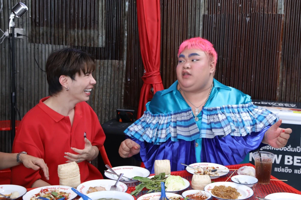 “Aim Witawat” takes Jae Kim & Pingpong to a spicy larb restaurant to share the legendary story of a broken mortar in “Raan Nee Mee Reuang”