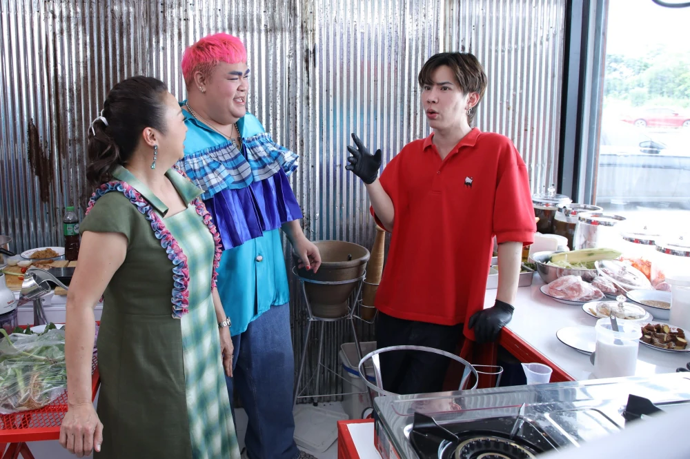 “Aim Witawat” takes Jae Kim & Pingpong to a spicy larb restaurant to share the legendary story of a broken mortar in “Raan Nee Mee Reuang”