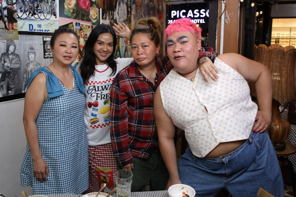 “Fon & Yo” drop by “Raan Nee Mee Reuang” for a sit-down gossip session that leaves Jae Kim & Pingpong laughing out loud!