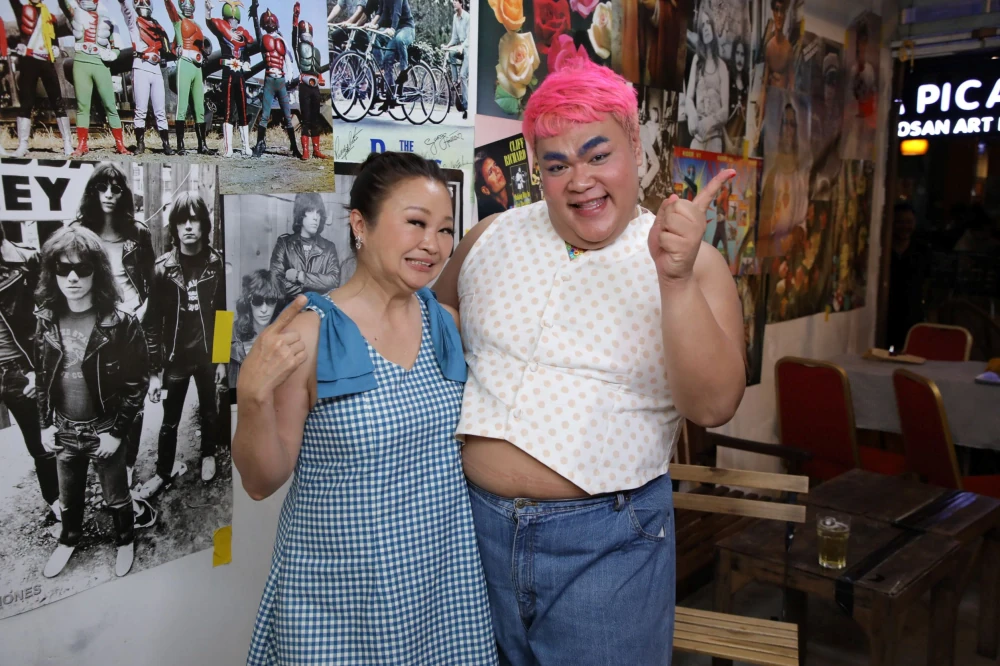 “Fon & Yo” drop by “Raan Nee Mee Reuang” for a sit-down gossip session that leaves Jae Kim & Pingpong laughing out loud!