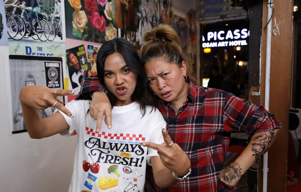 “Fon & Yo” drop by “Raan Nee Mee Reuang” for a sit-down gossip session that leaves Jae Kim & Pingpong laughing out loud!