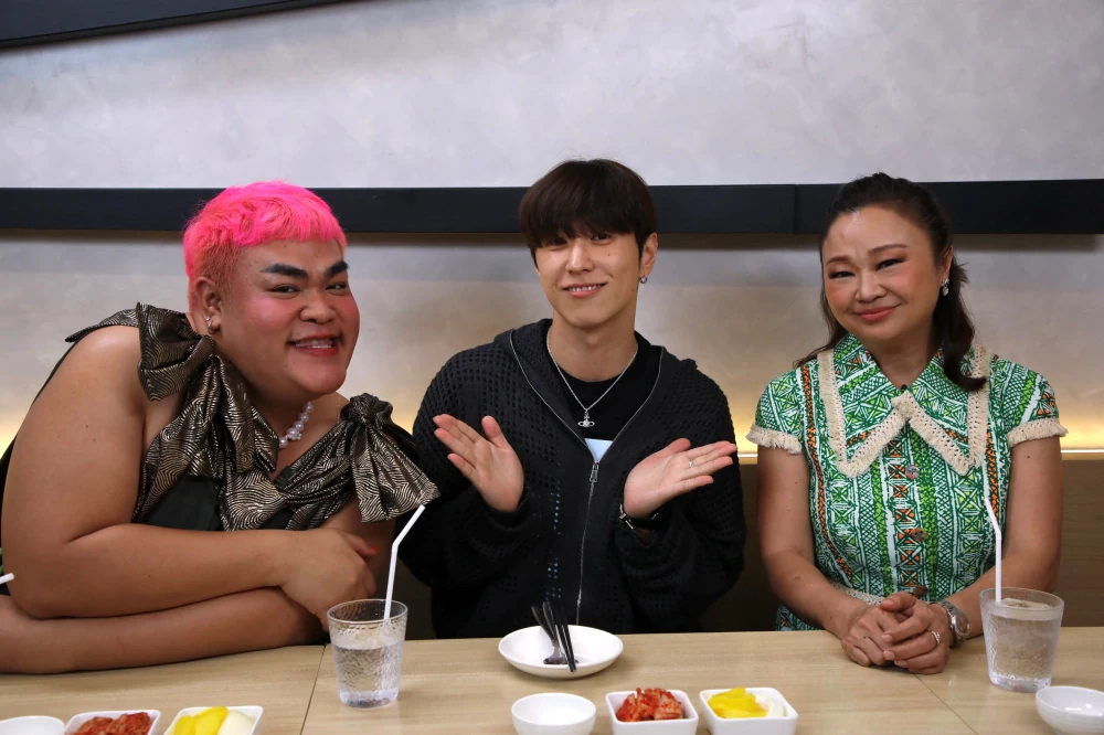 “Hong Oppa” drops by “Raan Nee Mee Reuang,” charming Jae Kim & Pingpong to the core and reveals his type… Could Thai ladies stand a chance?