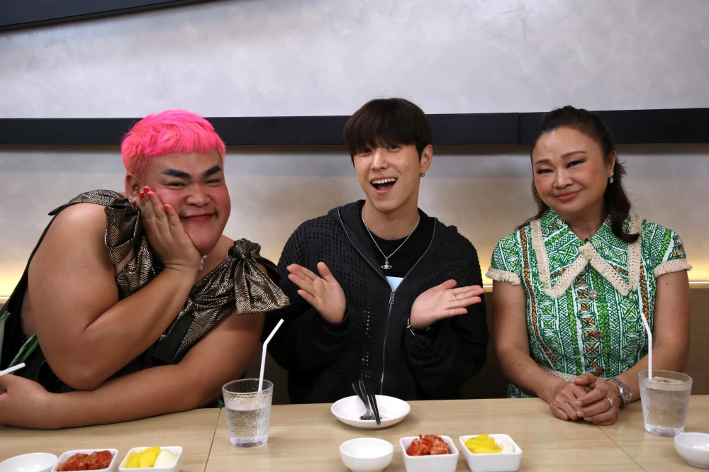 “Hong Oppa” drops by “Raan Nee Mee Reuang,” charming Jae Kim & Pingpong to the core and reveals his type… Could Thai ladies stand a chance?