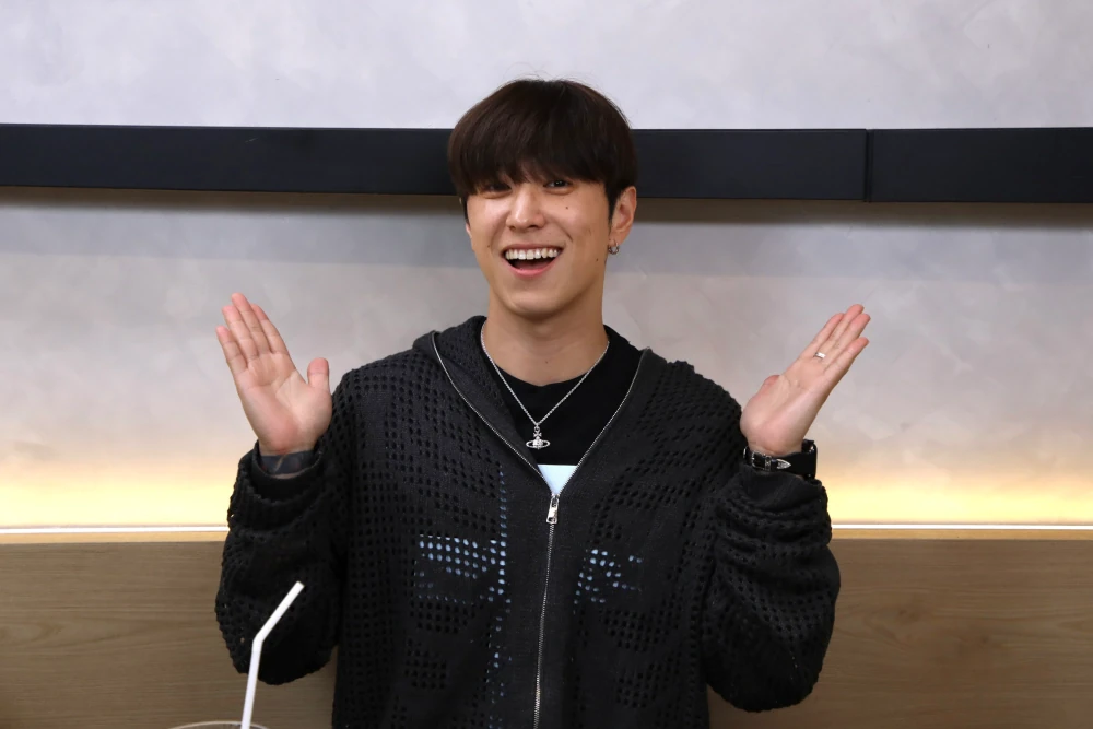 “Hong Oppa” drops by “Raan Nee Mee Reuang,” charming Jae Kim & Pingpong to the core and reveals his type… Could Thai ladies stand a chance?