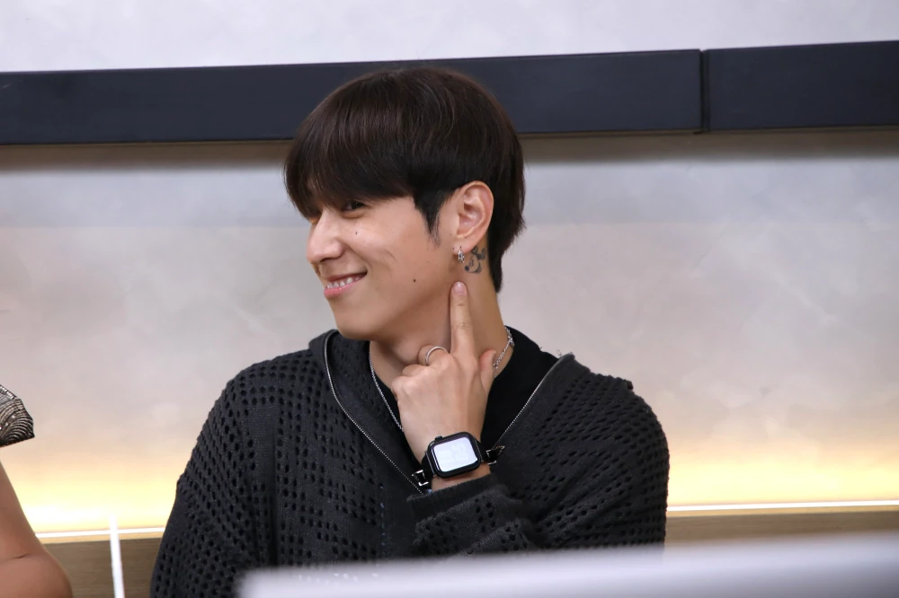 “Hong Oppa” drops by “Raan Nee Mee Reuang,” charming Jae Kim & Pingpong to the core and reveals his type… Could Thai ladies stand a chance?