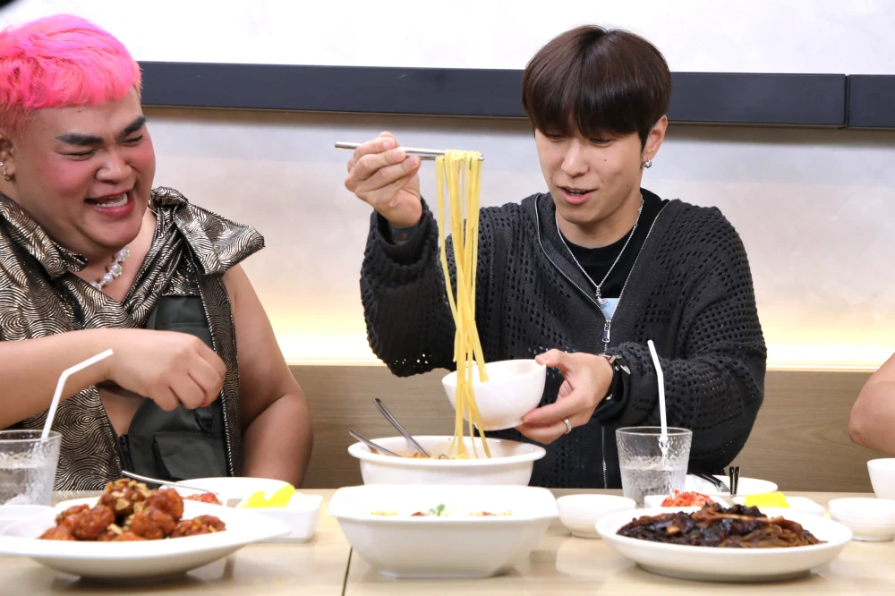 “Hong Oppa” drops by “Raan Nee Mee Reuang,” charming Jae Kim & Pingpong to the core and reveals his type… Could Thai ladies stand a chance?