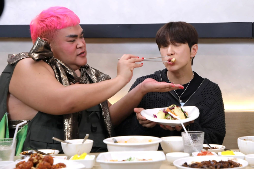 “Hong Oppa” drops by “Raan Nee Mee Reuang,” charming Jae Kim & Pingpong to the core and reveals his type… Could Thai ladies stand a chance?