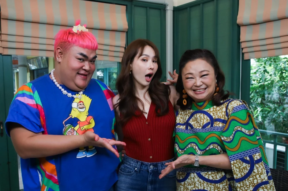 “Jae Kim & Pingpong” invite Nui Sujira to visit “Raan Nee Mee Reuang,” sharing her tips for a happy family—with a hilarious twist!!