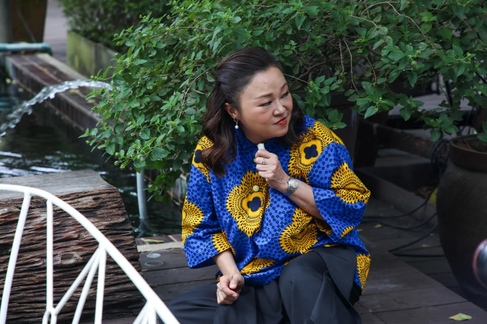 “Jae Kim & Pingpong” invite Nui Sujira to visit “Raan Nee Mee Reuang,” sharing her tips for a happy family—with a hilarious twist!!