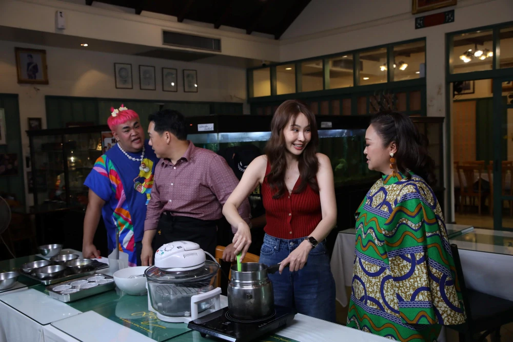 “Jae Kim & Pingpong” invite Nui Sujira to visit “Raan Nee Mee Reuang,” sharing her tips for a happy family—with a hilarious twist!!