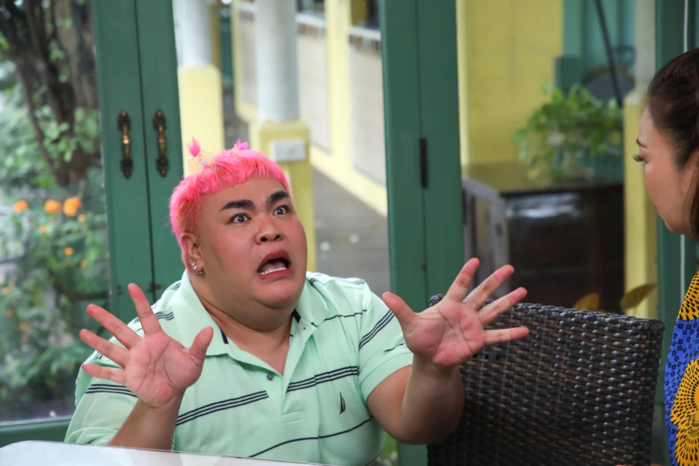 “Jae Kim & Pingpong” invite Nui Sujira to visit “Raan Nee Mee Reuang,” sharing her tips for a happy family—with a hilarious twist!!