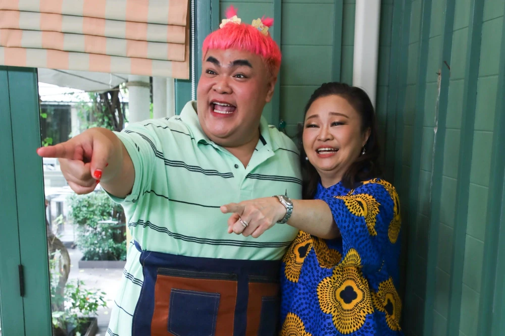 “Jae Kim & Pingpong” invite Nui Sujira to visit “Raan Nee Mee Reuang,” sharing her tips for a happy family—with a hilarious twist!!