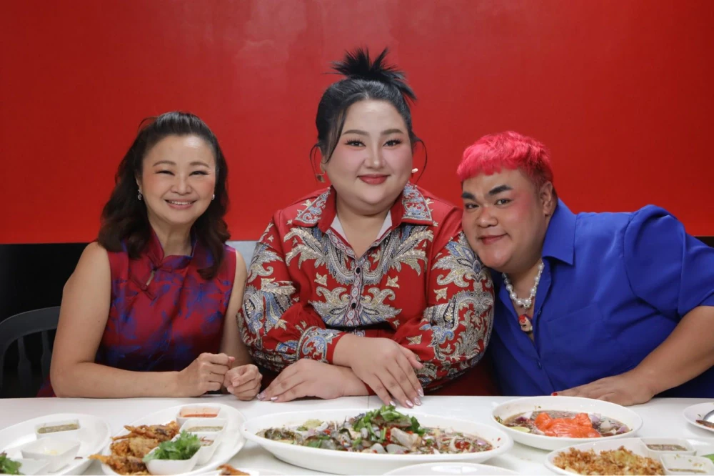 “Jae Kim & Pingpong” are stunned!! What on earth did Eclair Juepak do to face the serious charge of “prostitution?!?!” Catch all the drama on “Raan Nee Mee Reuang”