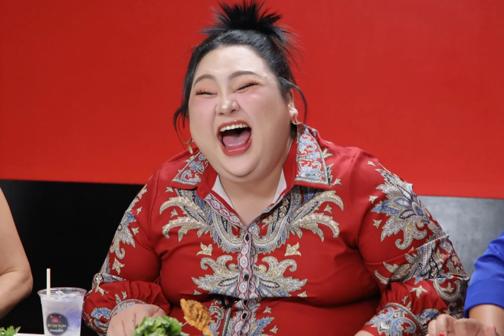 “Jae Kim & Pingpong” are stunned!! What on earth did Eclair Juepak do to face the serious charge of “prostitution?!?!” Catch all the drama on “Raan Nee Mee Reuang”