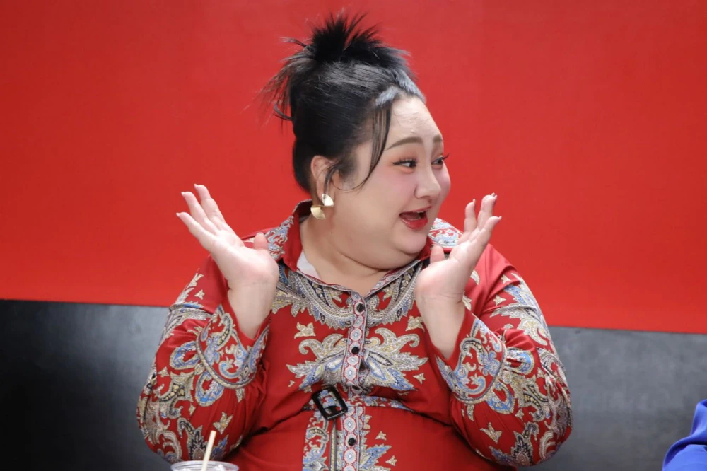 “Jae Kim & Pingpong” are stunned!! What on earth did Eclair Juepak do to face the serious charge of “prostitution?!?!” Catch all the drama on “Raan Nee Mee Reuang”