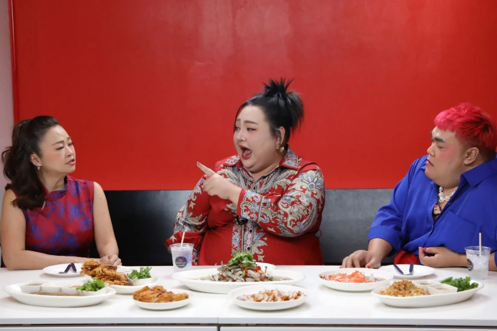 “Jae Kim & Pingpong” are stunned!! What on earth did Eclair Juepak do to face the serious charge of “prostitution?!?!” Catch all the drama on “Raan Nee Mee Reuang”