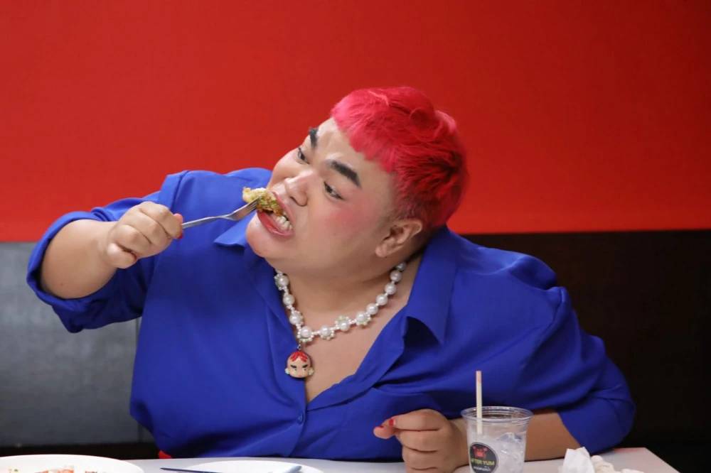 “Jae Kim & Pingpong” are stunned!! What on earth did Eclair Juepak do to face the serious charge of “prostitution?!?!” Catch all the drama on “Raan Nee Mee Reuang”