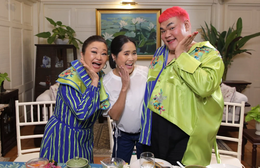 “On Sri” takes “Jae Kim” and Pingpong on a trip down memory lane, revisiting 18 years of hilarious stories… and the wedding venue featured in the show “Raan Nee Mee Reuang”