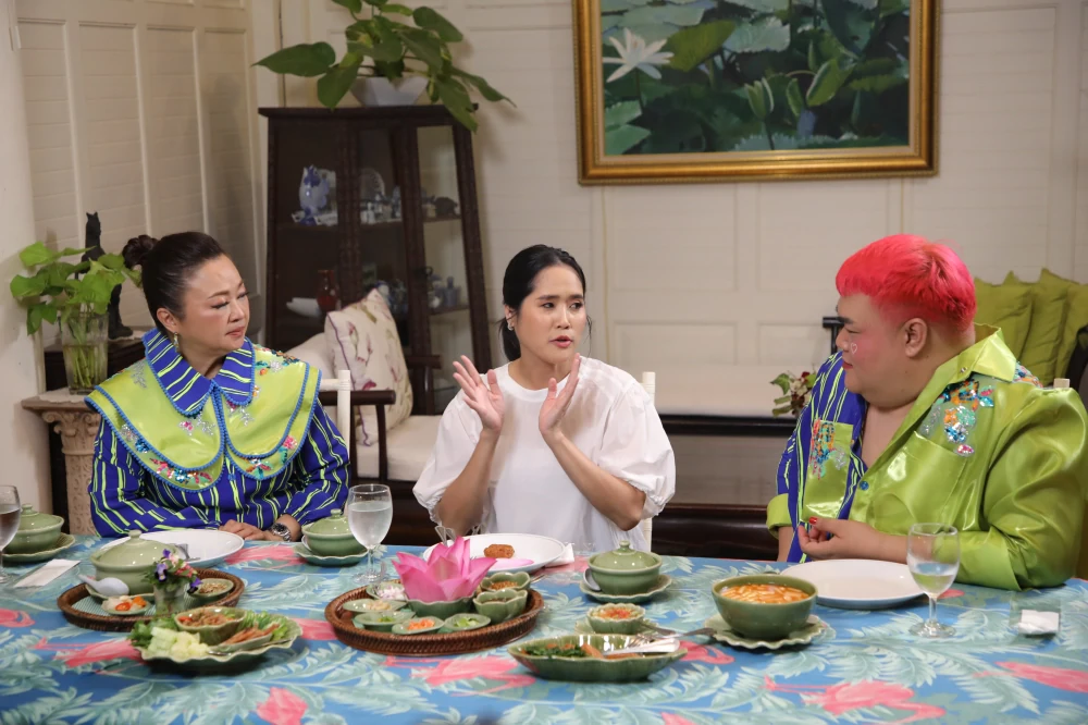 “On Sri” takes “Jae Kim” and Pingpong on a trip down memory lane, revisiting 18 years of hilarious stories… and the wedding venue featured in the show “Raan Nee Mee Reuang”