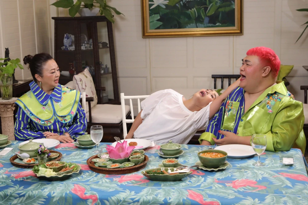 “On Sri” takes “Jae Kim” and Pingpong on a trip down memory lane, revisiting 18 years of hilarious stories… and the wedding venue featured in the show “Raan Nee Mee Reuang”