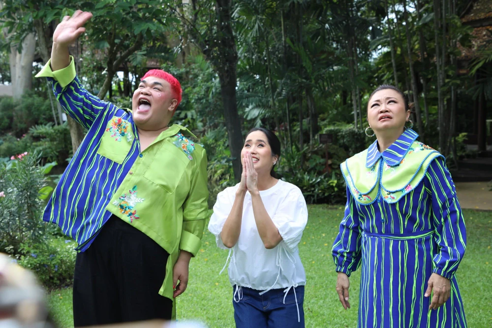 “On Sri” takes “Jae Kim” and Pingpong on a trip down memory lane, revisiting 18 years of hilarious stories… and the wedding venue featured in the show “Raan Nee Mee Reuang”